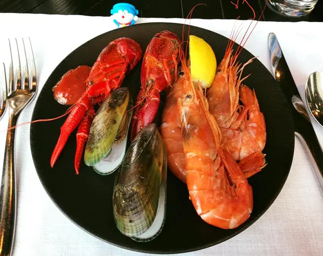 頭盤有大大隻的凍蝦，mussels同埋小龍蝦，蝦同小龍蝦都好多膏同鮮味，青口肉中size都ok。就算全部俾人夾晒，都會好快即refill，讚！