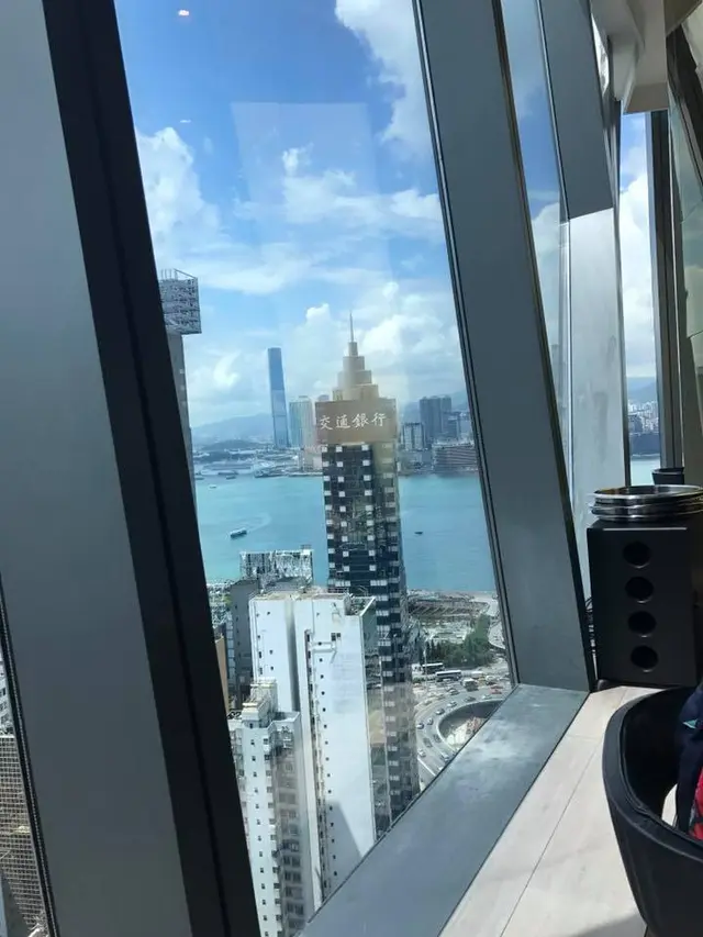 睇到維港既靚景, 另一邊嘅檯全望到海景的！