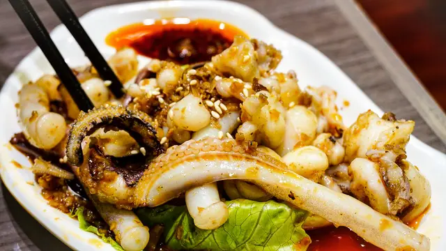 入口好有鮮味，爽口彈牙，味道香辣！還淋上上了蒜汁調味，酸酸辣辣開胃又惹味。