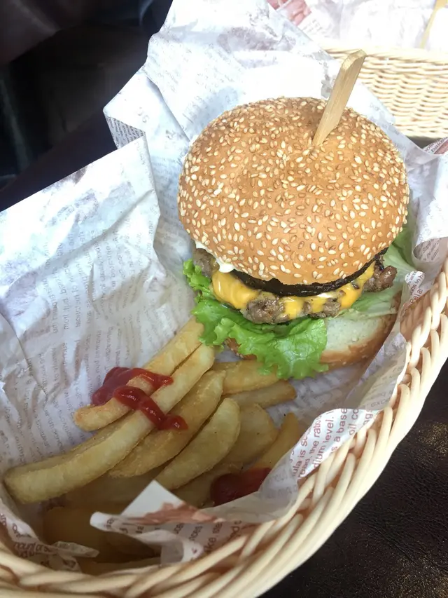 漢堡肉質非常多汁、份量也十足