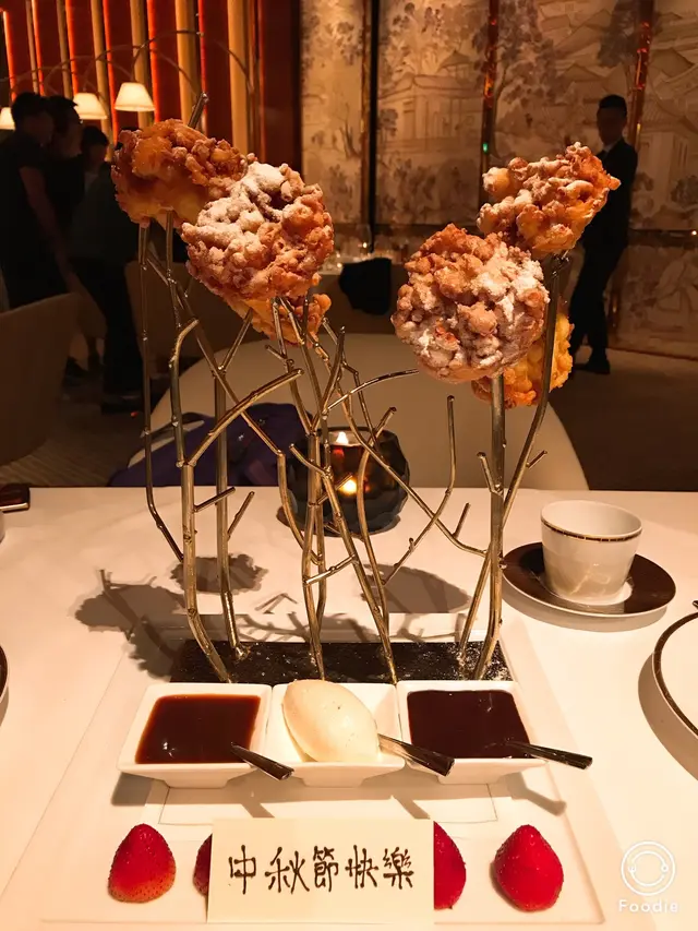 外鬆內軟嘅漏斗蛋糕,配上三隻唔同醬汁唔同風味,非常值得推薦!👍🏻😋