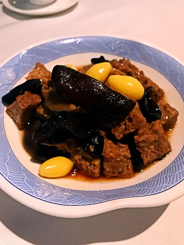 好味不油膩，伴有冬菇、木耳