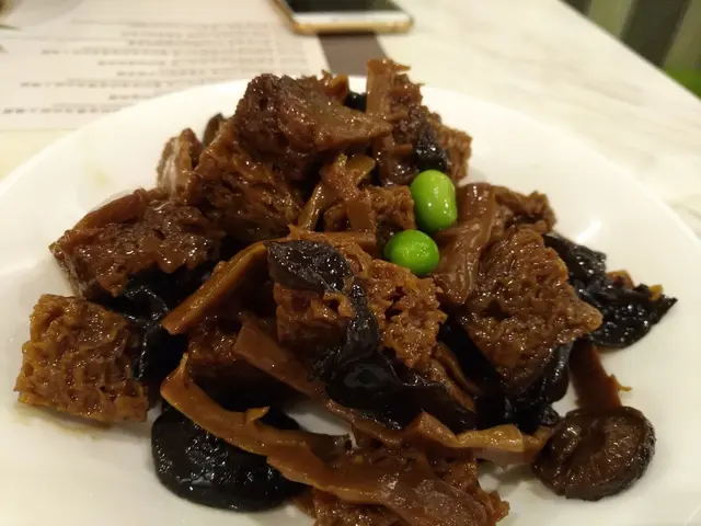 表面無水浸食物， 但放進嘴裡後感覺多汁鬆軟。q