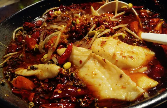 經典大熱川菜,卻是一道我在香港其實至今沒遇到一間做得完全滿意,只有在國內做得好的川菜。理由是所用香料與魚。這裡可說是我覺得香港做得最好的一間了。辛香料特別辣椒用得類別多,辣味有勁道而富層次且帶麻; 魚是桂花魚,無骨,魚片夠滑嫩並仍有魚香。相比香港絕大多做到的水煮魚,魚總是嚡不滑甚無魚味,一味只有辣卻沒層次,雲陽相對做得好多了。