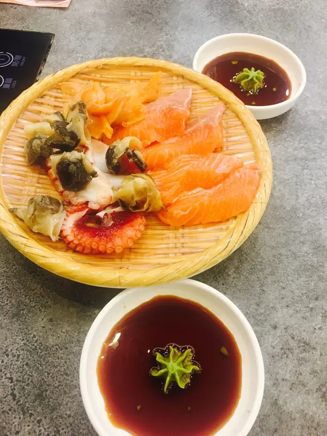 刺身新鮮乾淨,三文魚不過不失,強烈推薦榮螺片同八爪魚,彈牙鮮香!