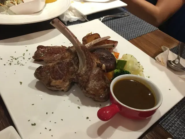 香煎紐西蘭羊架配薄荷燒汁