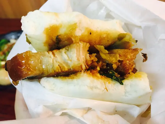 包皮似饅頭，本身已經有麵粉香，軟硬適中而且索左肉味！中間嘅五花腩肥瘦均勻，豬肉油香滿溢，好有童年嘅味道！