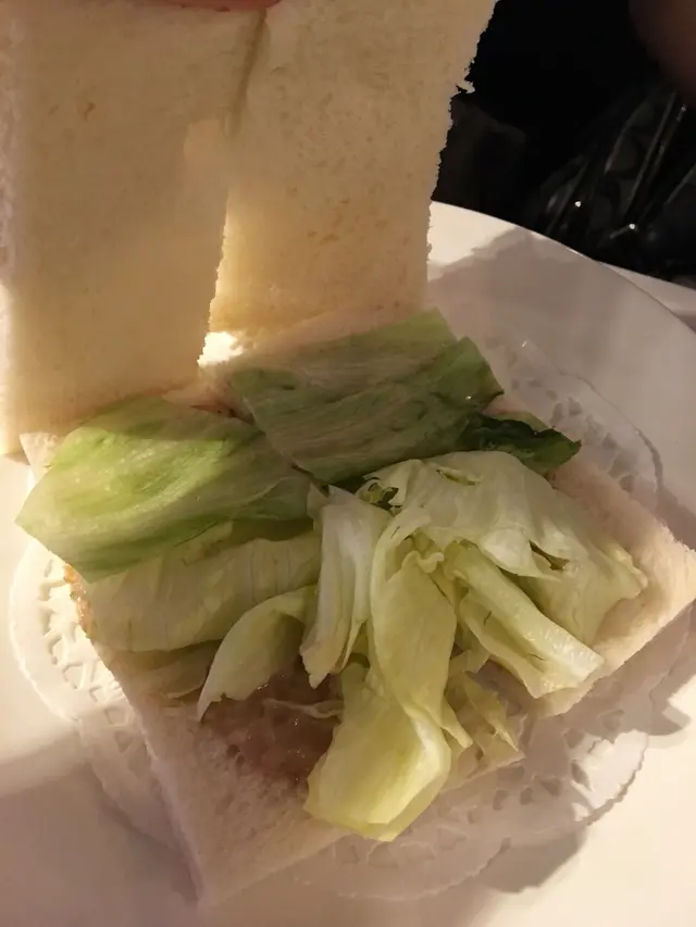 終於換了份有生菜的，但底下的呑拿魚醬就更稀少了。