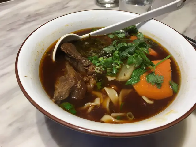 牛肉味濃,肉質軟腍非常;用上粗身的麵條,口感煙韌有咬勁