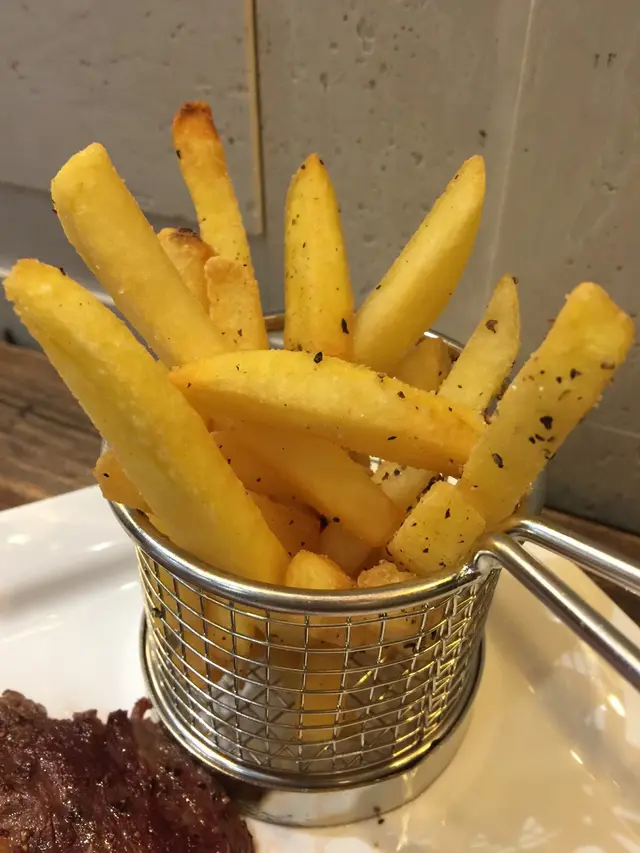 薯條🍟不會炸得太油膩,
外皮微脆,內裏的薯肉軟綿,
加上少許鹽巴和黑椒的調味,更添惹味!👍🏻