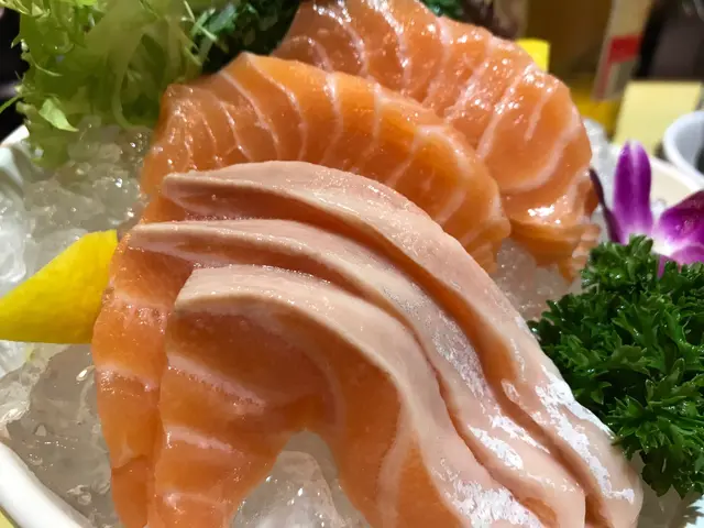 點估到火鍋店竟然有日式三文魚刺身，而且質素絕對比得上壽司店，新鮮既魚腩位置配埋wasabi  同日式豉油，誠意十足喎🤤