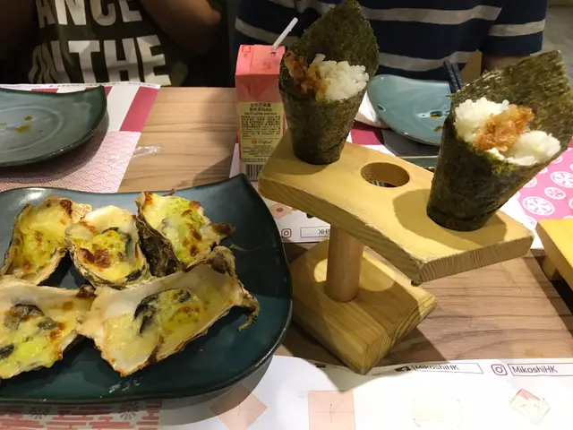 (左)芝士焗蠔, (右)軟殼蟹手卷