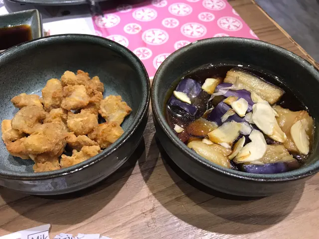 (左) 雞軟骨, (右) 蒜香茄子