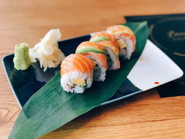 三文魚牛油果壽司卷