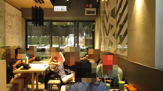 大家都要坐得親密一點啊!