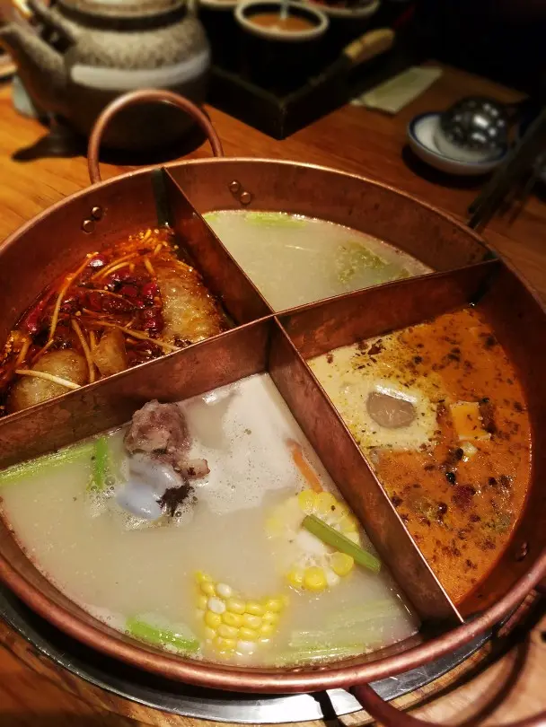 黑松露什菌鍋、濃湯豬骨鍋、四川麻辣鍋、咸酸菜胡椒豬肚鍋