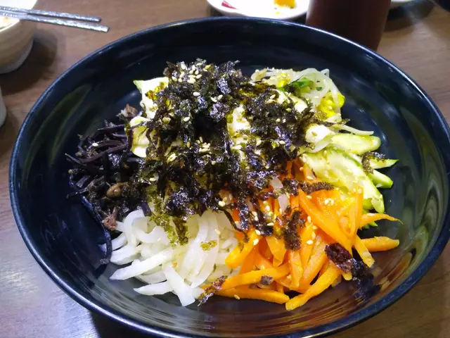 有唔同配料既飯,有少少牛肉