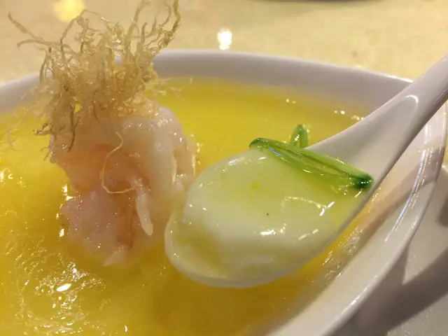 蒸蛋白沒有用太多的調味,
入口滑嘟嘟,入口即溶,
連埋面頭個層上湯的茨汁和炸薑絲,味道更有層次,
蝦球爽口彈牙,鮮味十足,值得一試。👍🏻