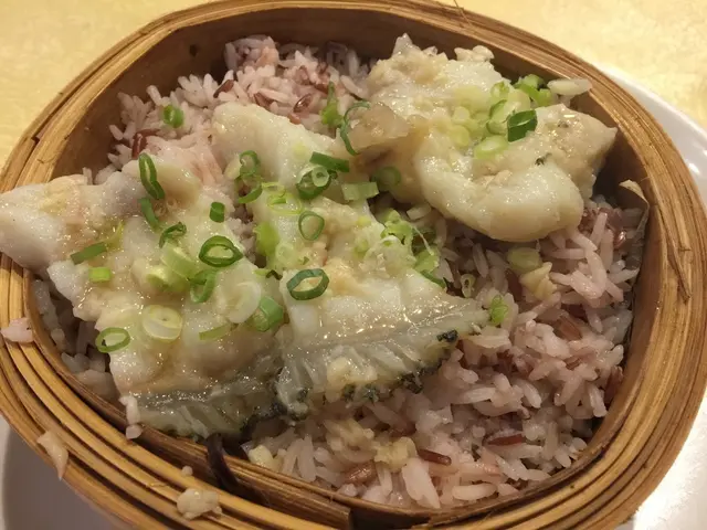 米粒吸晒荷葉香和海斑片滲出來的魚油,味道更滋味,
海斑片魚皮軟滑,骨膠原豐富,
肉質嫩滑彈牙,鮮甜味美。😋