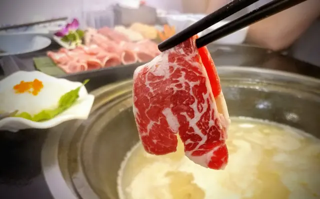 只需輕輕灼一灼，花膠雞湯灼牛頸脊，非常惹味。
