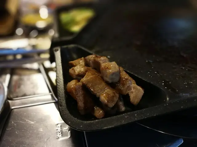 好細心咁個盤有兩格專比你擺已經燒好既野食