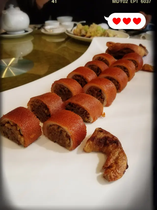 糯米釀脆皮乳豬($690/半隻;$1380/一隻)