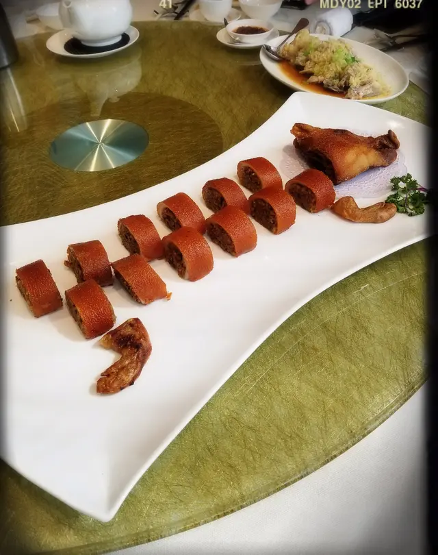 糯米釀脆皮乳豬（$690/半隻；$1380/一隻）