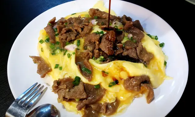 滑蛋做得真好！半生熟蛋液緩緩流出 口感滑溜柔軟 加上青澀蔥粒作陪襯 已經無得輸