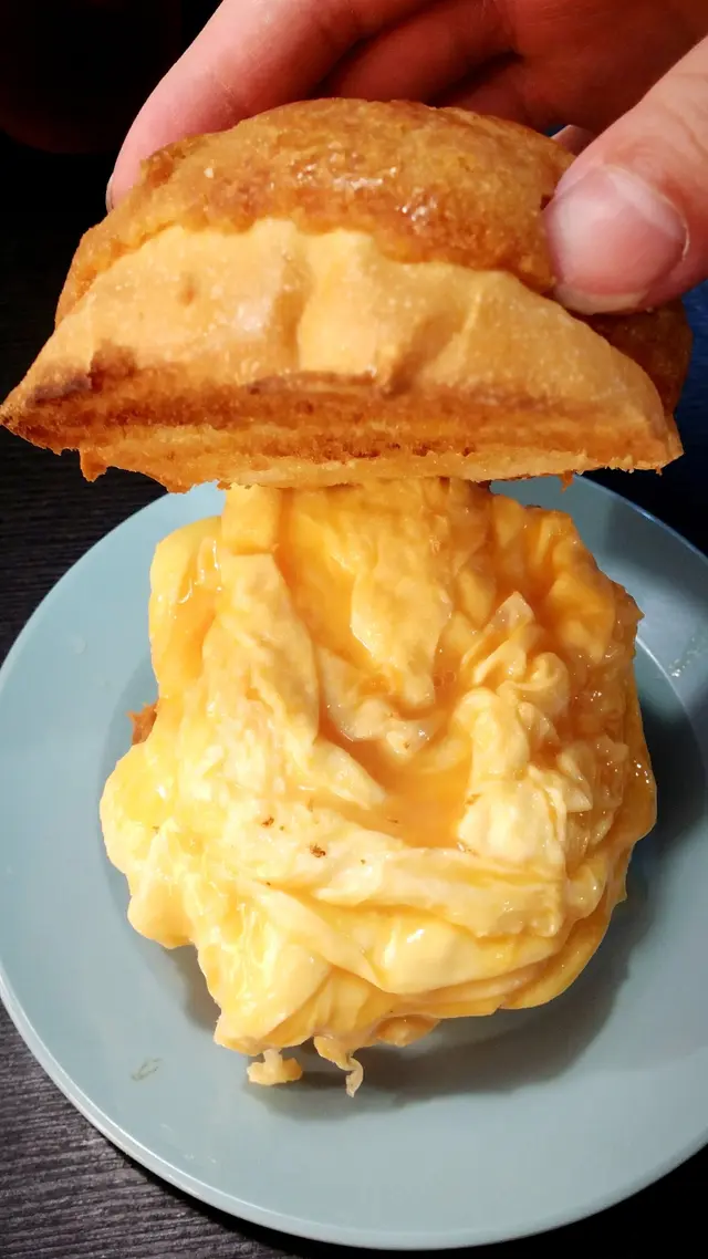 當揭開後會見到順興拿手嘅滑蛋 份量一啲都唔吝嗇呀！菠蘿包新鮮出爐 熱辣辣好脆口！菠蘿包脆皮甜甜的有夠過癮！
