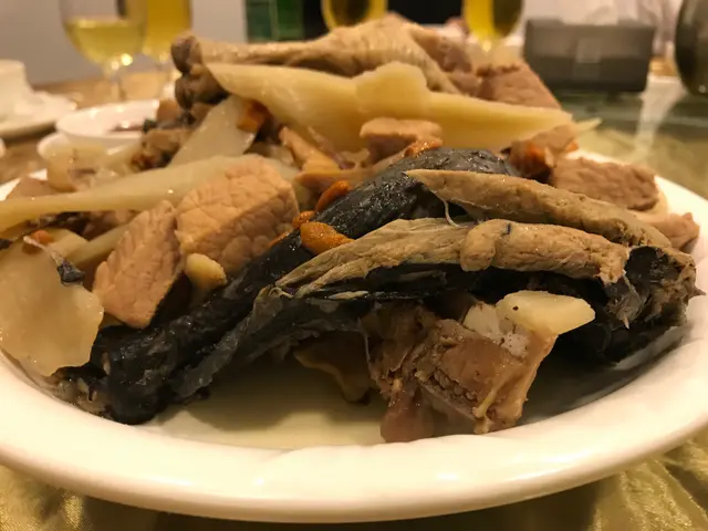 花旗參燉竹絲雞湯