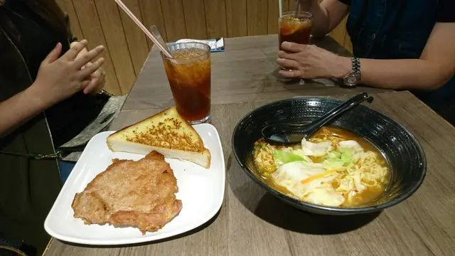 厚豬扒蒜蓉多士辛辣麵