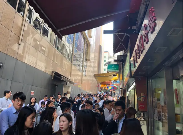 Lunch hour排隊入座既盛況