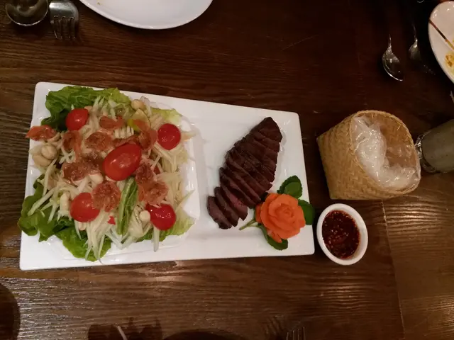 泰東北燒牛扒青木瓜配糯米飯