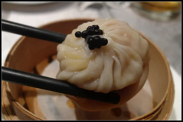 黑魚籽蟹粉小籠包