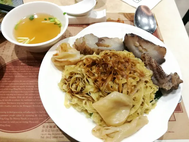 海參花膠撈粗麵