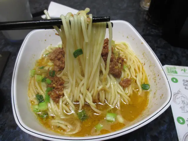 四川擔擔麵好重麻醬味。好多碎花生。入口唔辣。重四川風味。米線好彈牙。混入肉碎好正。