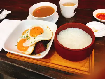 牛叉燒配煎雙蛋飯