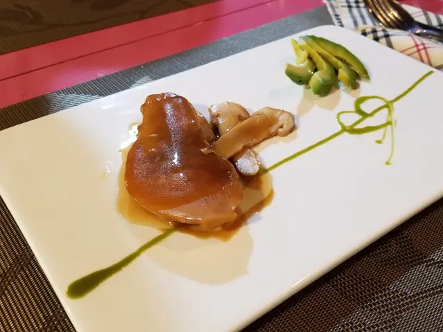 龍舌蘭蜜牛油果拼松茸鮑片