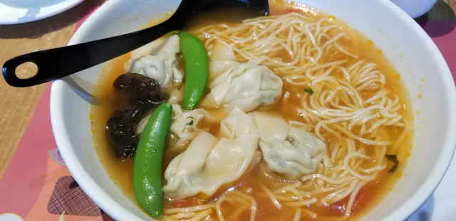蕃茄鮮湯小雲呑拉麵