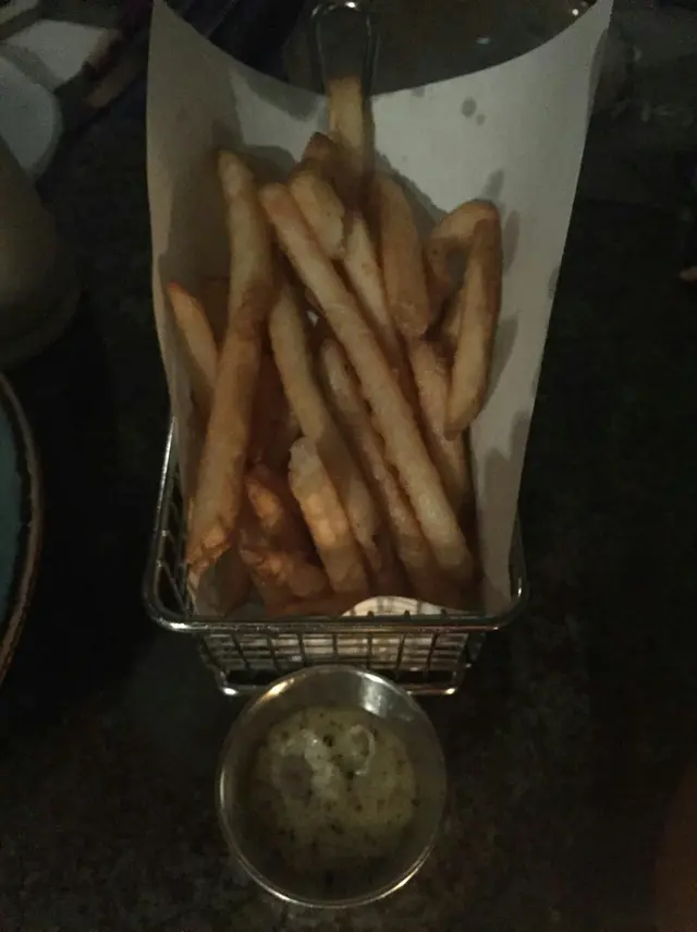 炸薯條配黑松露醬