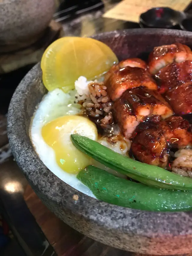 玉子鰻魚石頭鍋飯