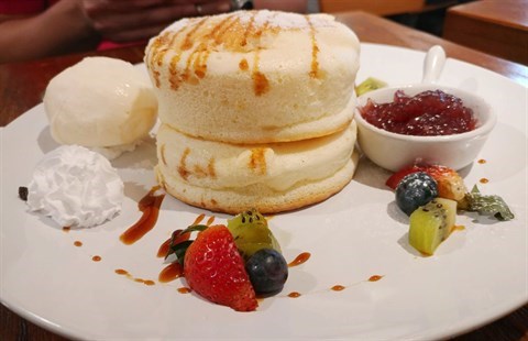 鮮雜果厚Pancake伴玫瑰花釀醬 - 荃灣的Aroma Dessert Cafe