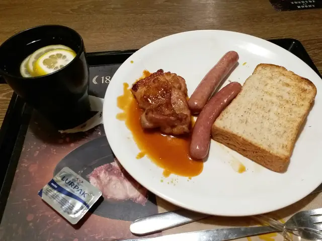 香檸桂花雞扒粗麥多士配腸仔，熱檸水