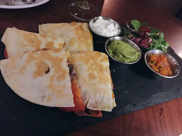 牛肉墨西哥烤餅配酸忌廉,牛油梨醬,番茄沙沙