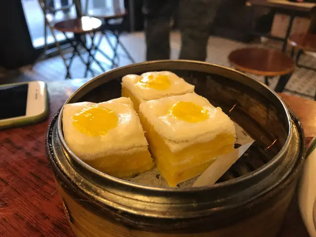 一夾就鬆開了，口感亦一般，略嫌太甜