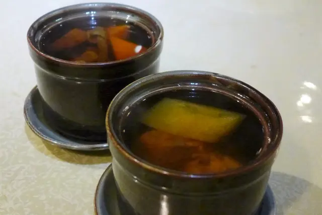 原盅燉品蜜瓜螺頭黑毛豚肉湯