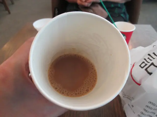 同外婆一齊兩份飲。拿多一個杯，同外婆齊飲。咖啡香濃。