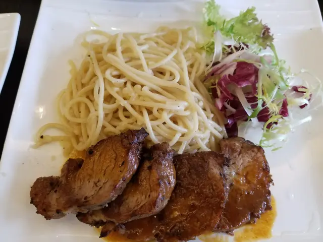 肉是鞋的,尚有豬味,但皮沒有燒的香味,稍嫌失望,意粉比想像中好,不算太淋,不像茶記