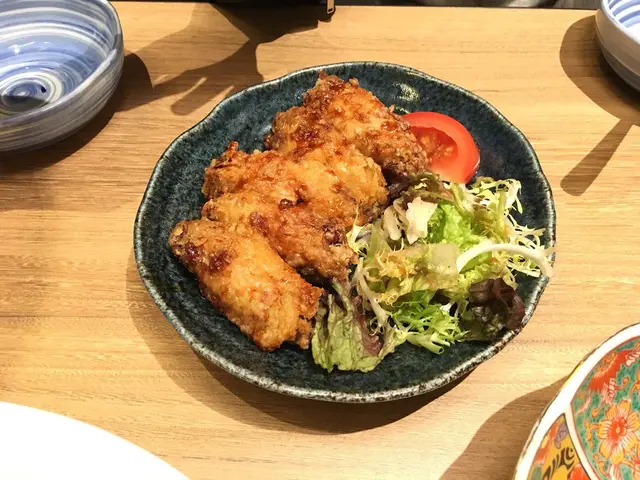 炸雞翼唔會食落太油膩，面層仲有層汁咸咸地，可以一試