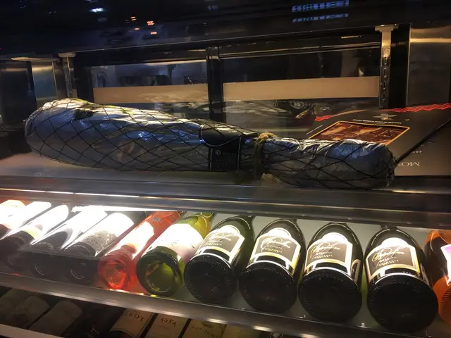 因海景位已滿，我們被安排到近水吧那邊，矜貴的黑毛豬後腿及多支酒瓶伴著我們左右，感受著好高級的午餐時光💕💕